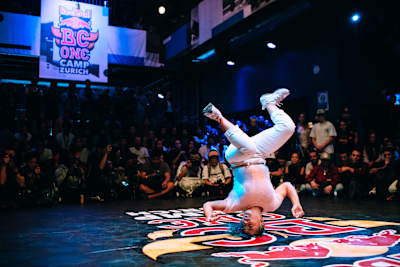 Roxy, del Reino Unido, compite durante la Red Bull BC One World Final B-Girl Battle en Komplex 457 en Zúrich, Suiza, el 29 de septiembre de 2018. 