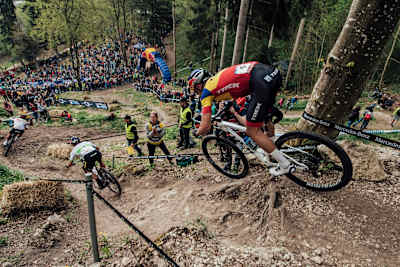 Vlad Dascalu insegue Avancini sulla sua Trek 