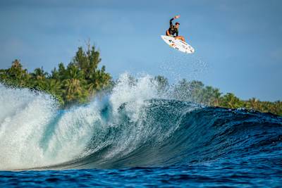 Surf-Profi Leon Glatzer performt bei einem Surf-Trip auf den Mentawai Islands, Indonesien einen Air.