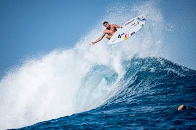 Surf-Profi Leon Glatzer beim Surf-Training in Tahiti, 2022.