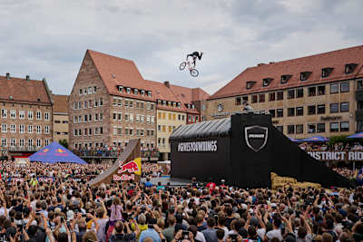 Emil Johansson performs Big Air at Nürnberger Hauptmarkt