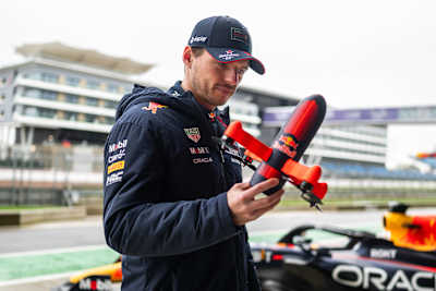 Max Verstappen mentre controlla il suo compagno di gara