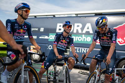 Red Bull - BORA - hansgrohe mieri na Tour de France, vedie ho cyklistická hviezda Primož Roglič.