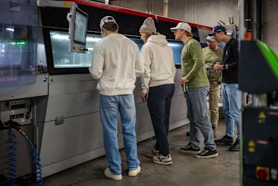 Die Sport-Stars sind fasziniert von der brandneuen Skifabrik in Scheffau