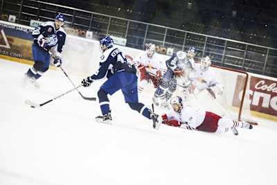 EC Red Bull Salzburg Juniors MHL, 28 Aralık 2013'te Belarus'un Bobruysk kentinde Bobruysk'tan Dinamo-Shinnik ile oynanan maçta mücadele ediyor.