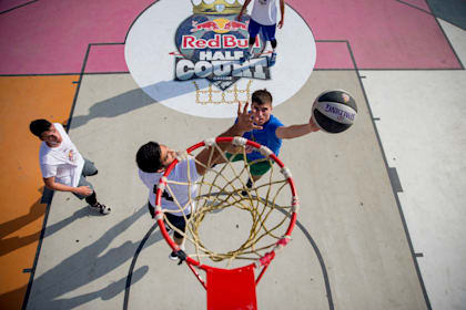 Учасники під час відбіркового турніру Red Bull Half Court в Афінах, Греція, 1 травня 2022 року.