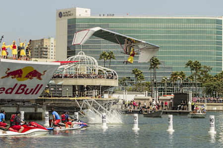 Die Chicken Whisperers schlagen beim Red Bull Flugtag in Long Beach den Weltrekord.