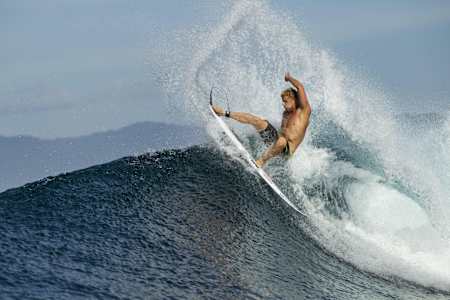 Mick Fanning surfe une vague à Lakey Peak en 2013.