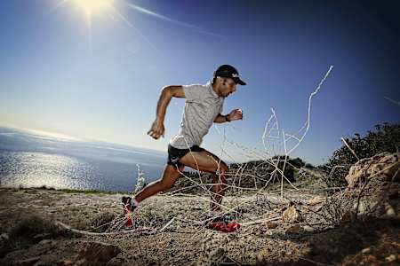 Un spécialiste du trail en pleine action.