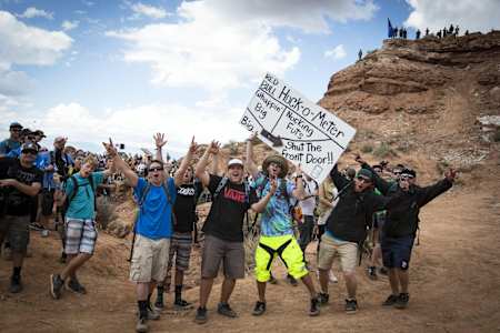 Fans en el Red Bull Rampage con cartel.