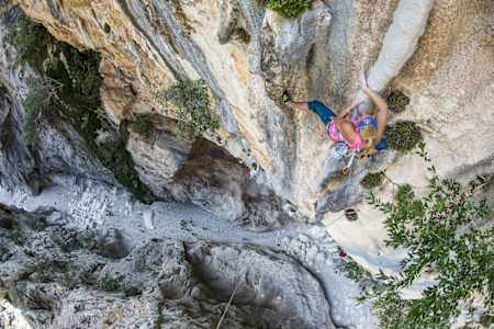 La grimpeuse américaine Sasha DiGiulian escalade une voie pour la première fois au Brésil.