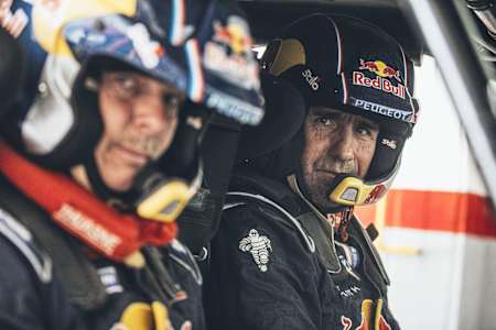 Stéphane Peterhansel con Jean-Paul Cottret prueba su Peugeot en Marruecos en 2015.