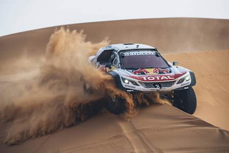 Stéphane Peterhansel, del Team Peugeot Total, durante una prueba con el nuevo Peugeot 3008 DKR Maxi en Marruecos en 2017.