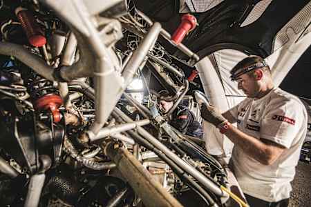 Práce mechanika Peugeot Total týmu