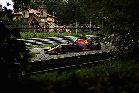 Le pilote Red Bull Racing Max Verstappen roule sur le circuit de Monza, lors de l'édition 2018 du Grand Prix de Formule 1 d'Italie.