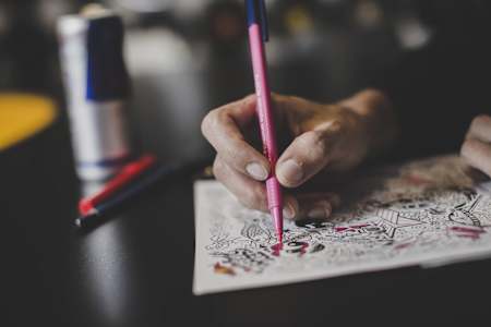 Close-Up eines Teilnehmers beim Zeichnen bei Red Bull Doodle Art.