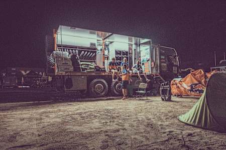 Une photo du camion d'assistance du team Red Bull KTM Factory lors du rallye-raid Dakar 2018.