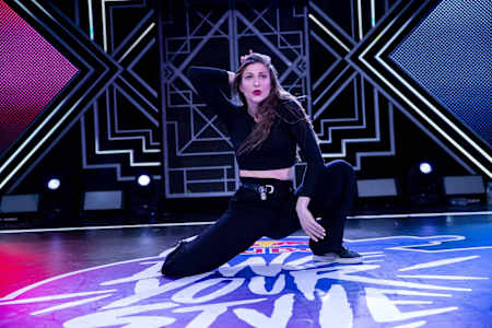 Tänzerin post am Boden bei Red Bull Dance Your Style Athens 2018.