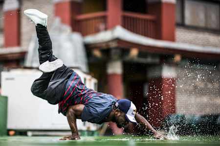 Junior mantiene su cuerpo con una mano y salpica agua con la otra.
