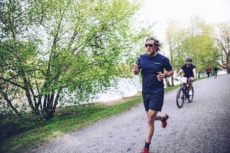 Atleta corre na Wings for Life World Run, Suécia