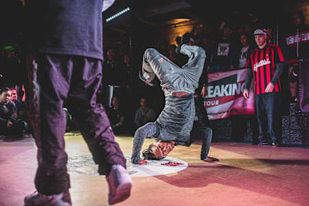 Neguin standing on his head and hands. His crew member Menno standing behind him.