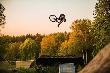 MTB-Ass Max Fredriksson in Action in einem Slopestyle Park in Stockholm.