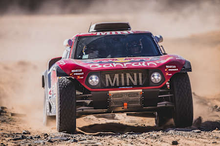 Stéphane Peterhansel (FRA) y Paulo Fiuza (PRT), del Bahrein JCW X-Raid Mini Team, durante la primera etapa del Rally Dakar 2020 desde Djeddah hasta Al Wajh, Arabia Saudita, el 5 de enero de 2020.