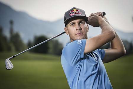 Fokussiert auf die perfekte Flugbahn seines Golfballs.