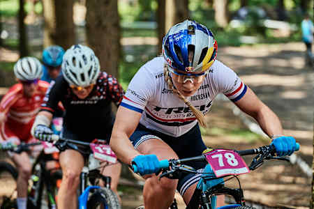 Evie Richards performing at the 2019 Nové Město XCO MTB race.