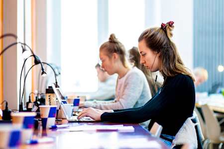 Studentki w trakcie nauki 