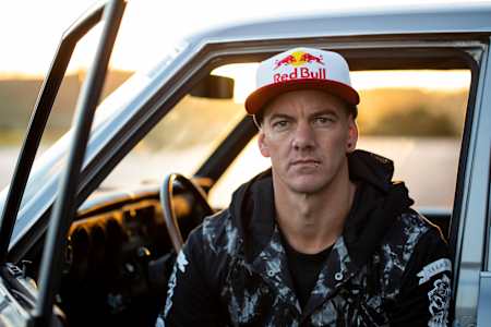 Mad Mike súlyos balesete után az autóversenyzés fele indult el