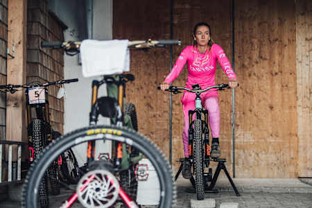 Tahnee Seagrave warms up at Rd1 of the UCI DH World Cup in Leogng, Austria on June 12, 2021.