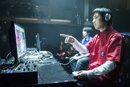 2012年12月に開催されたゲームイベント、Red Bull 5G 2012の『ぷよぷよ！！』決勝戦の様子。写真手前は"くまちょむ"選手。