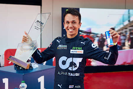 Alex Albon muestra su trofeo tras alcanzar el triunfo en el circuito de Nürburgring.