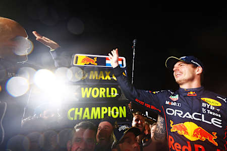 Max Verstappen celebra la consecución del título de Campeón del Mundo de Fórmula 1 2022 en el Gran Premio de Japón el 9 de octubre de 2022.