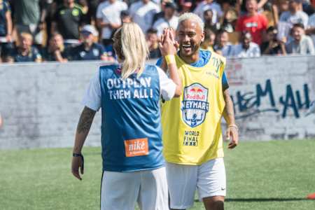 Neymar Jr. sorri durante o jogo que encerra o Red Bull Neymar Jr's Five
