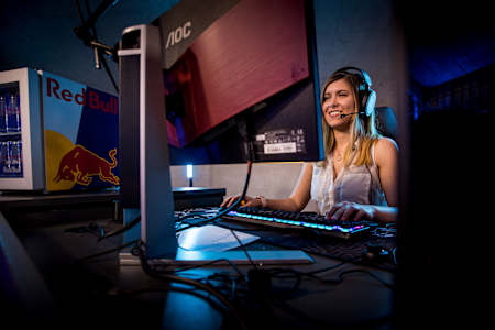 Morgens hängt ihre Community mit Becci in gemütlichen Co-Working-Streams ab. Zuletzt absolvierte sie eine Sprecherinnen-Ausbildung, um ihrer Passion, der Moderation, mehr Power zu verleihen.