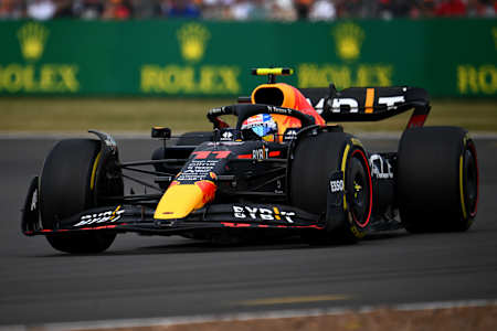 Sergio Pérez aus Mexiko im Oracle Red Bull Racing RB18 beim F1 Grand Prix von Großbritannien in Silverstone, am 3. Juli 2022.