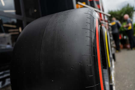 Der Slick ist ein Reifen ohne Profil, um maximalen Grip zu erzeugen