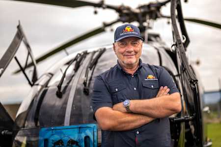 Flying Bulls Helikopter-Chefpilot Siegfried „Blacky“ Schwarz