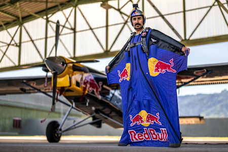 Wingsuite-Pionier Marco Waltenspiel ist auch Teil der Crew.