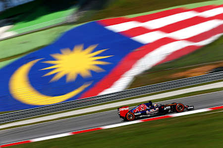Max Verstappen de Scuderia Toro Rosso y Holanda durante los entrenamientos para el Gran Premio de Fórmula Uno de Malasia en el Circuito de Sepang el 27 de marzo de 2015 en Kuala Lumpur, Malasia. 