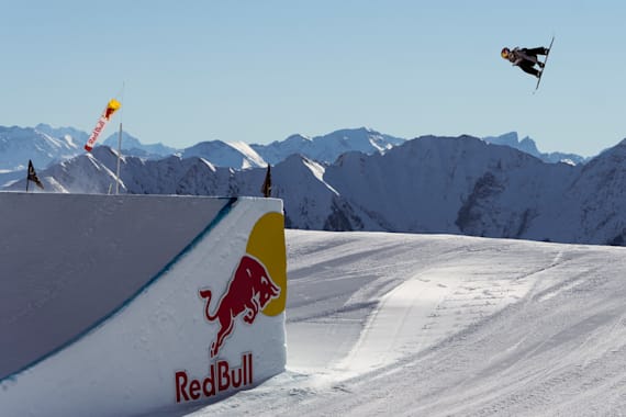 Η Anna Gasser αγωνίζεται κατά τη διάρκεια του Laax Open στο Laax της Ελβετία, στις 14 Ιανουαρίου 2022.