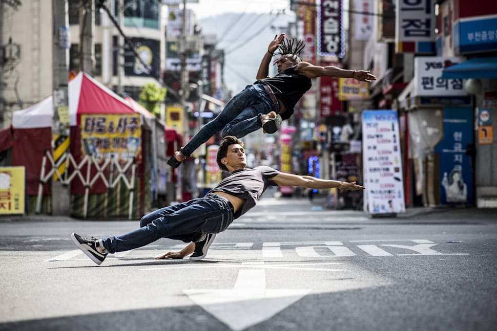 Cloud y Neguin actan en las calles de Bucheon, Corea del Sur, el 23 de septiembre de 2017.