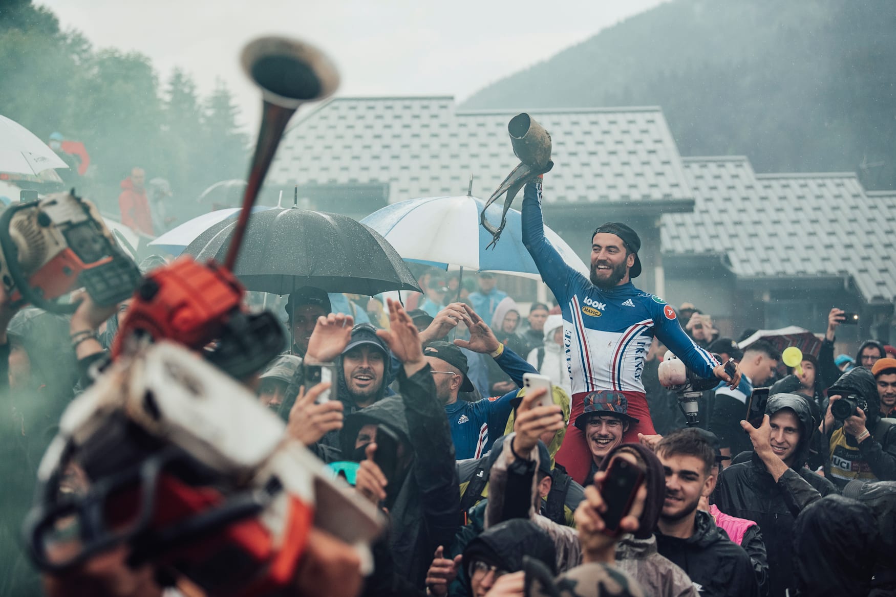 Fans with cow bells, horns and chainsaws in Les Gets 2021.