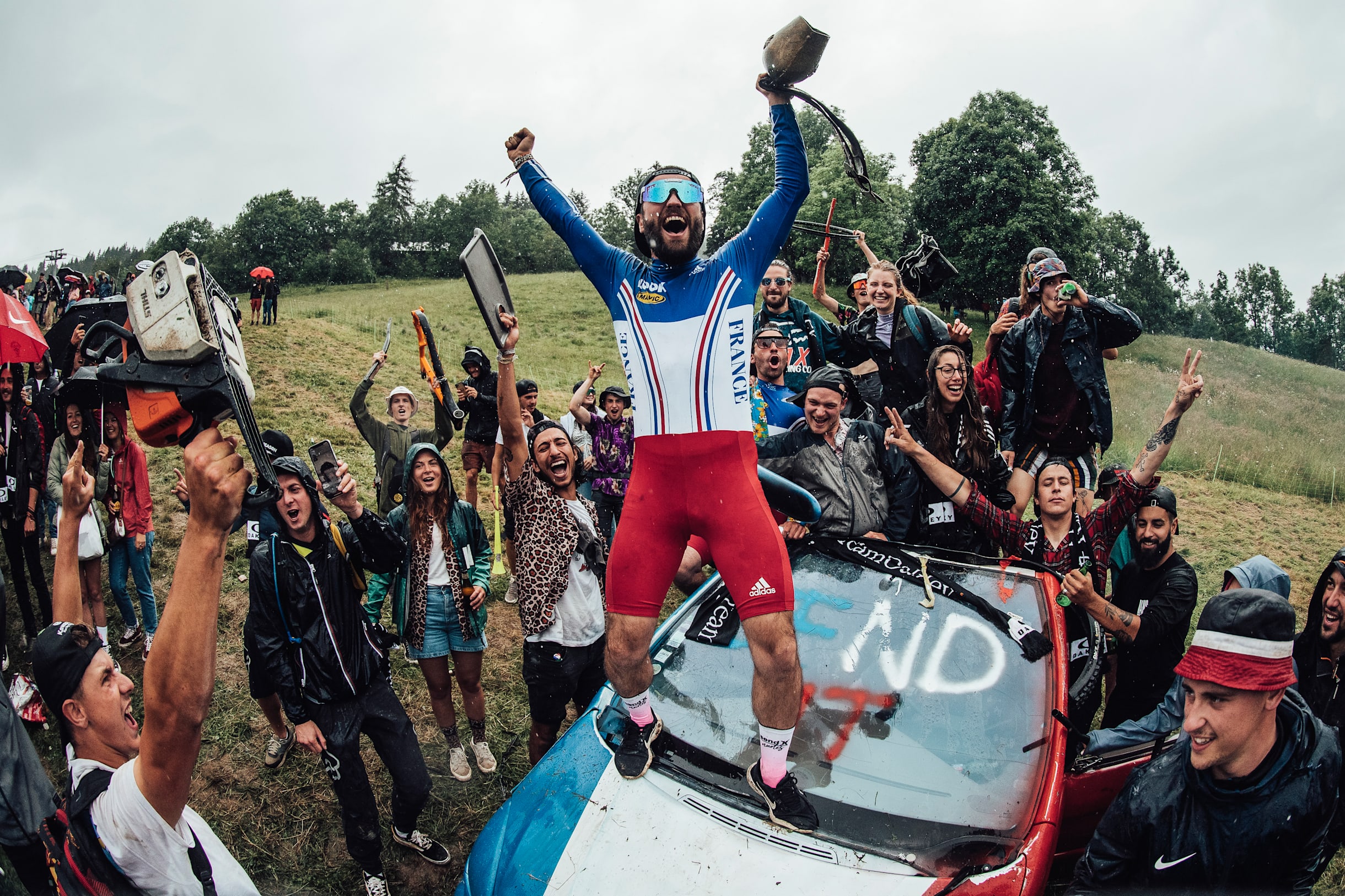 Los fanáticos franceses se paran en un automóvil y celebran en Les Gets, Francia, el 3 de julio de 2021.