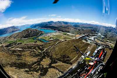 Paul Angus von Vertigo Bike im Helikopter.