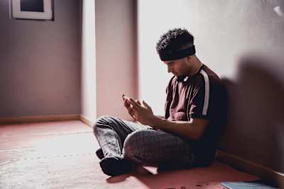 B-Boy Grazy repasa sus movimientos en su smartphone