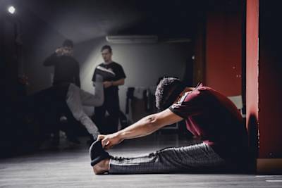 訓練後的B-BOY Grazy正在進行靜態伸展動作