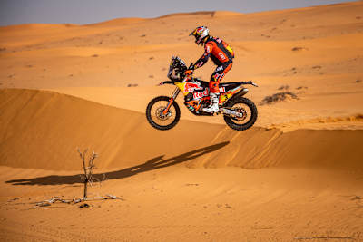 Toby Price (AUS) del Red Bull KTM Factory Team corre durante la etapa 6 del Rally Dakar 2021 desde Buraydah a Hail, Arabia Saudí, el 8 de enero de 2021.